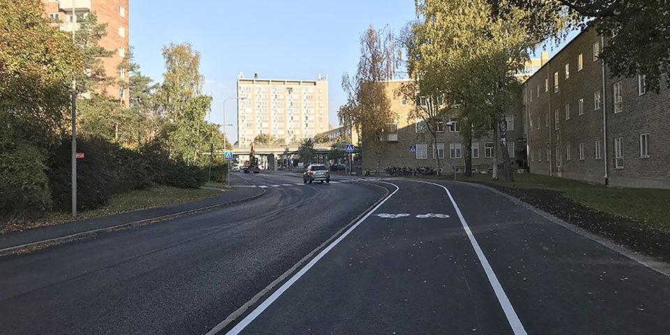 Bil väg och cykel- och gångbana vid skola. Foto.