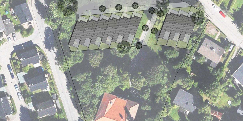 Vy ovanifrån. Folkets hus i tomtens södra del och de nio radhusen i tomtens norra del, situationsplan, illustration.