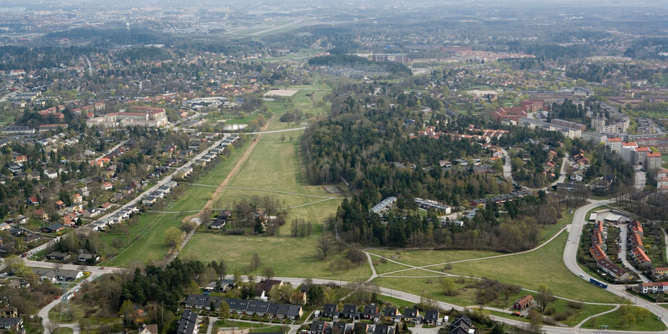Flygvy över bostads- och grönområden, foto.