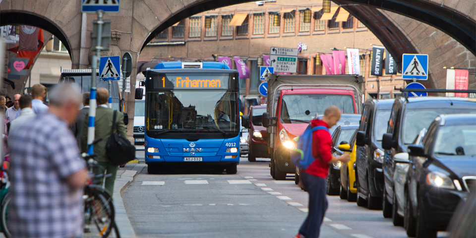 Buss 1 kör i ett busskörfält på Kungsgatan. Filen bredvid är full av privatbilar.