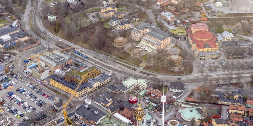 Flygvy över området med planförslaget inlagt, fotomontage.