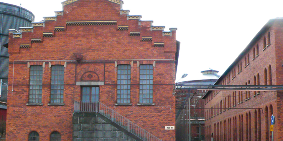 Tegelhus med trappa. Foto.