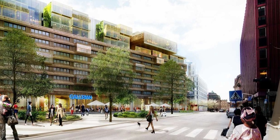 Vy mot entré till köpcentrum från andra sidan gatan. Människor i rörelse, visionsbild. 