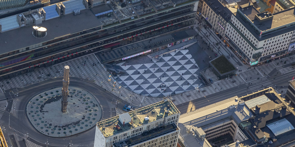 Flygvy över området med Sergels torg i mitten, fotografi.