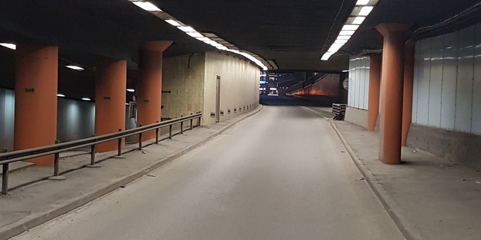 Tunnel med körfält, fotografi.