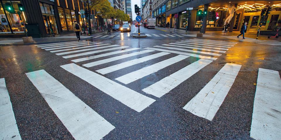 Ett diagonalt övergångsställe sett framifrån, i korsningen Mäster Samuelsgatan/Regeringsgatan, foto.