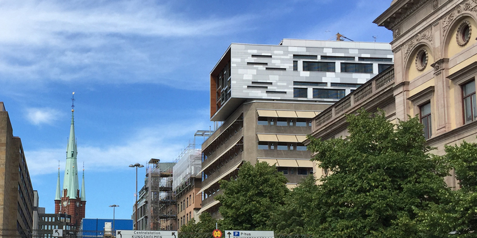 Toppen av kontorshus med en ny påbyggnad på ett av husen. Foto