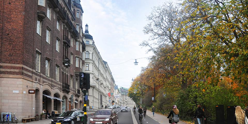 Cykelbana, gångbana och bilväg. Hus, träd, cyklar, bilar och människor i rörelse, visionsbild.