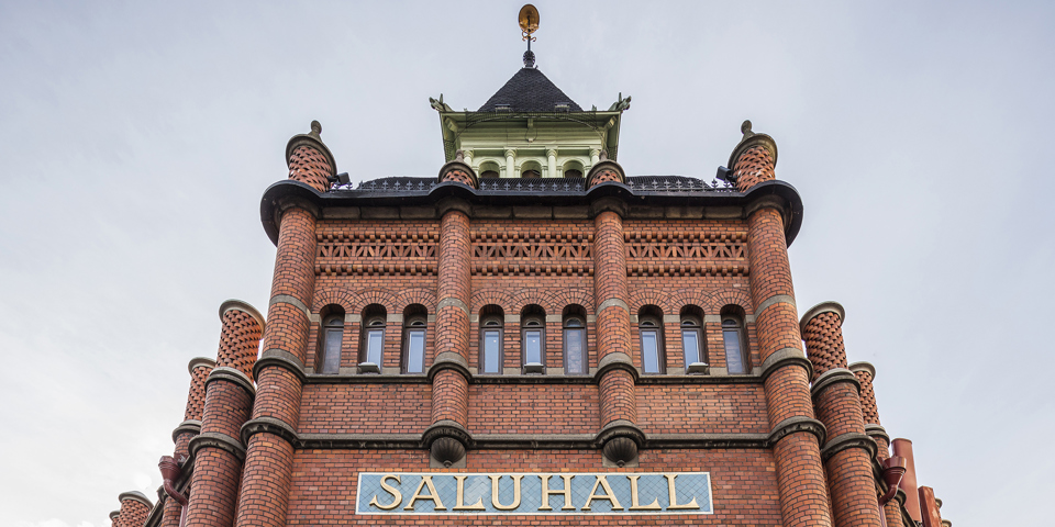 Saluhallen utsida med tegelfasad, foto. 