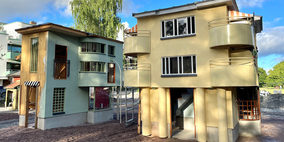Lekhus i form av flerbostadshus i funkisstil, fotografi.
