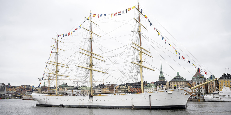 Skeppet af Chapman utanför Skeppsbron vid bogseringen i april 2022.