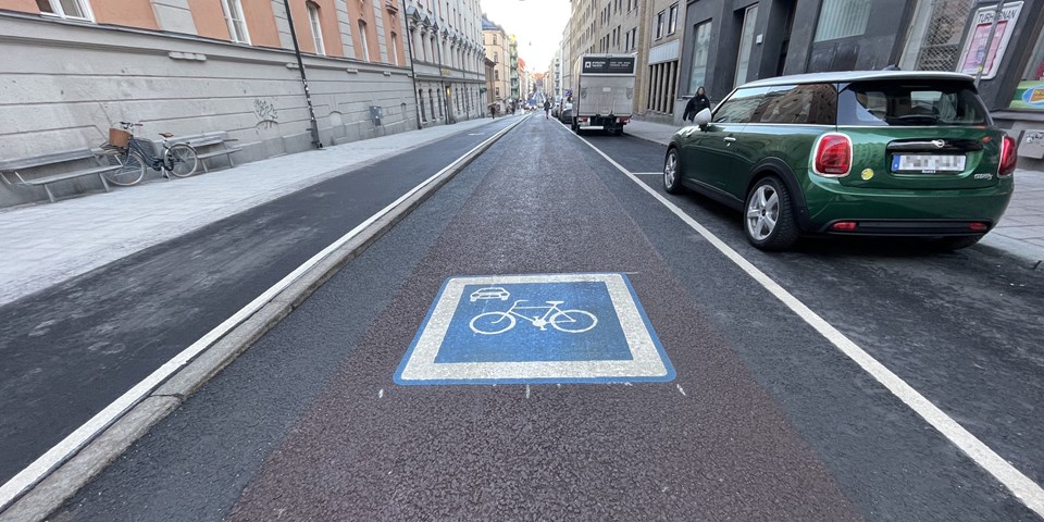 Körfält med vägmärket för cykelgata målad mitt på asfalten. 