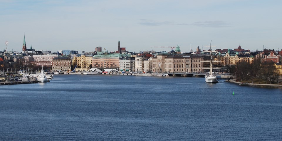 Vy över vatten och Stockholms innerstad.
