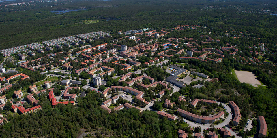 Flygvy över bostadshus och grönområden, foto.