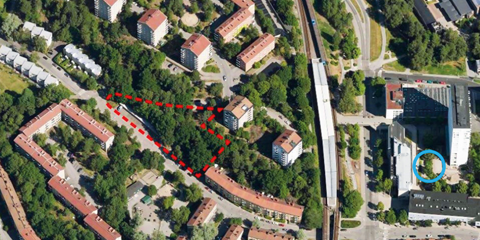 Bostadshus, tunnelbanespår, tunnelbanestation, gator, trottoarer, träd och gräsmattor. Flygfoto.