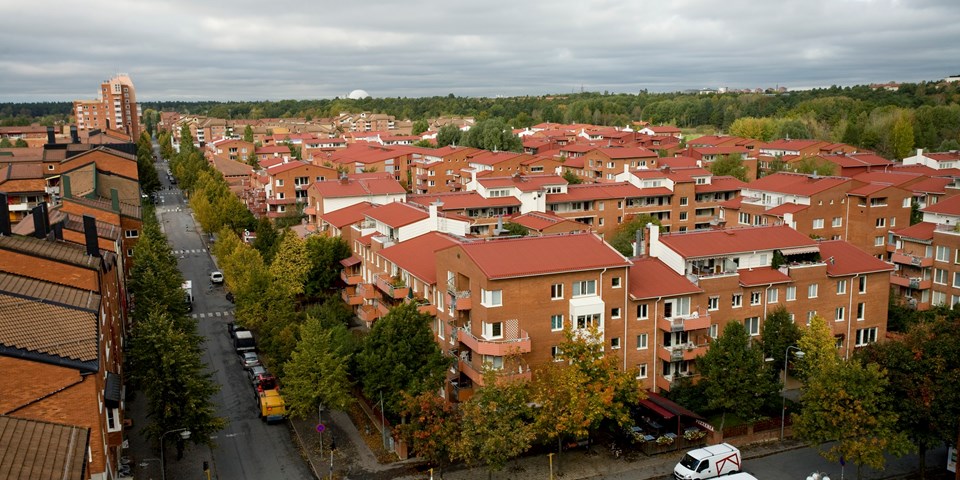 Vy över bostadsområde med flerbostadshus i orange tegel, fotografi.