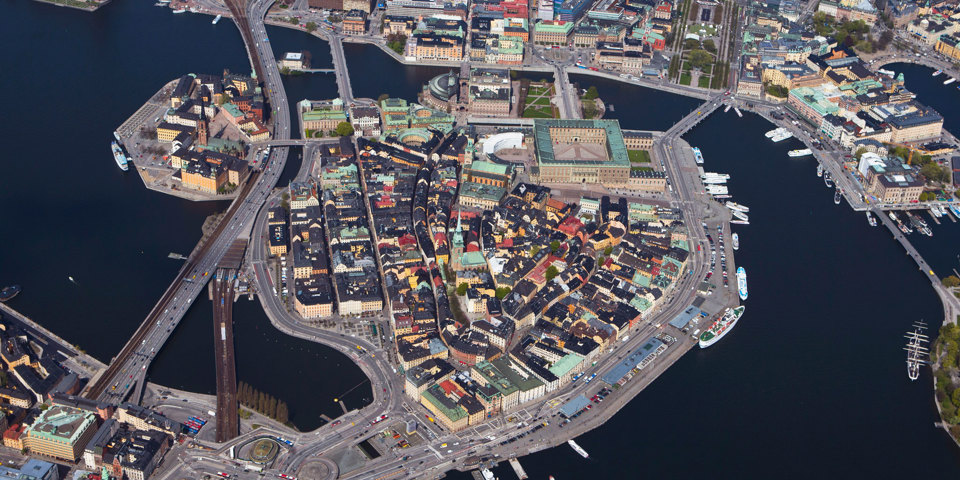 En flygvy över Gamla stan, omgiven av vatten och andra stadsdelar. Foto.