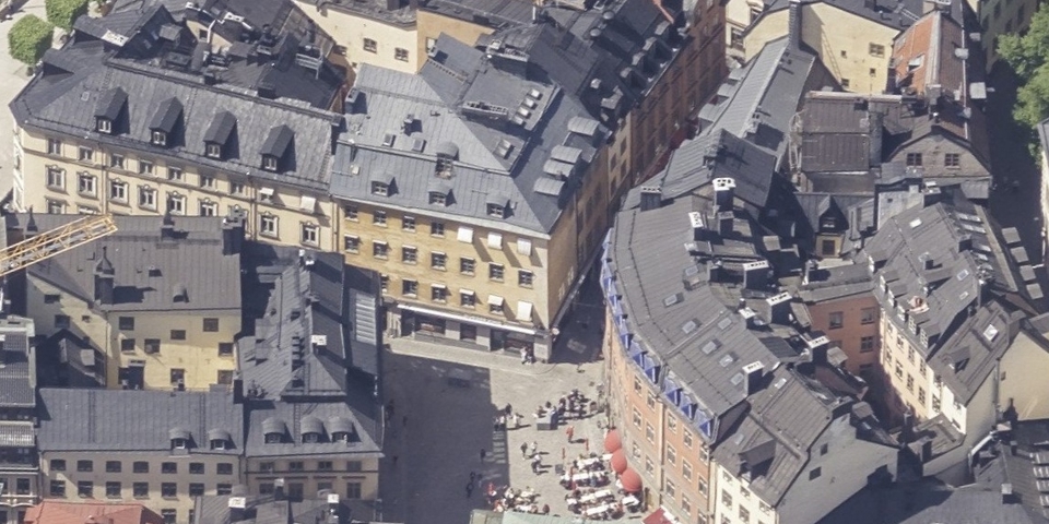 Flygvy över torg omgivet av byggnader, fotografi.