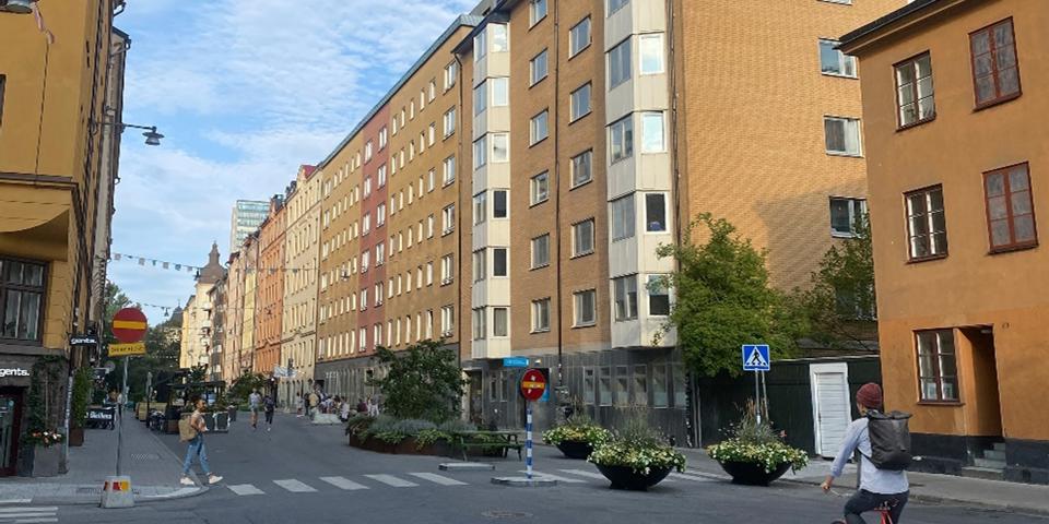 Gata i stadsmiljö med bostadshus.