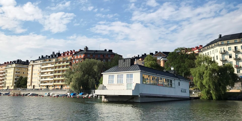 Vy över Liljeholmsbadet från vattnet.