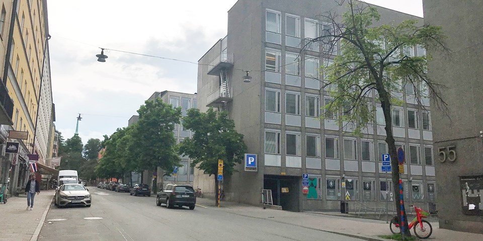 Blekingegatan västerut, vid Åsö gymnasium.