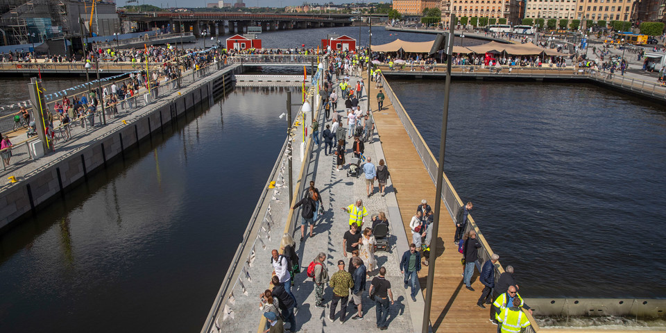 Evenemang på Vattentorget vid Slussen. Många människor rör sig på Vattentorget.