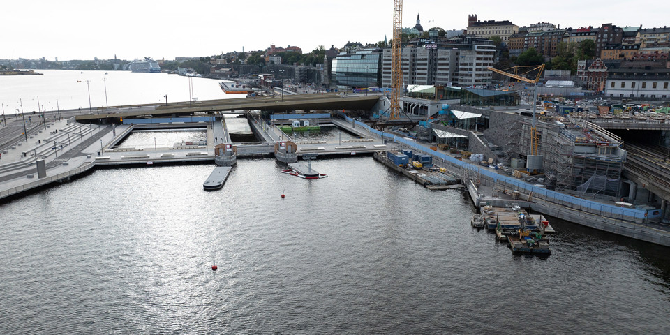 Drönarvy över Slussen, september 2024. Till höger byggs Mälarterrassen och till vänster ligger Gamla stan. I mitten ligger det nya Vattentorget och i bakgrunden Slussbron.