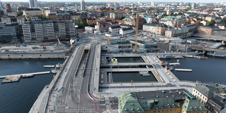 Drönarbild över Slussenområdet september 2024. Vy från norr mot Södermalm, över Slussbron och Vattentorget.