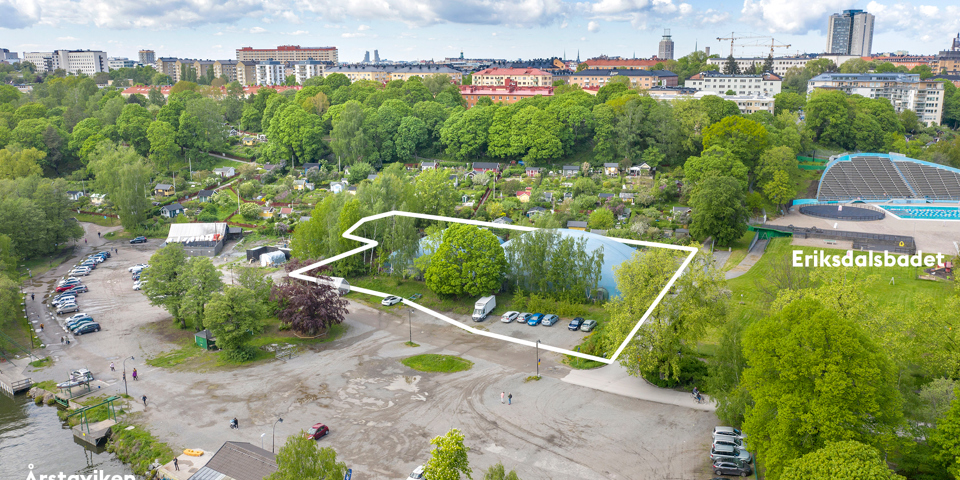 Ett fotografi där den nya tennishallens placering är utmärkt med vita linjer.