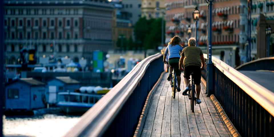 Cykla i Stockholm i solnedgång