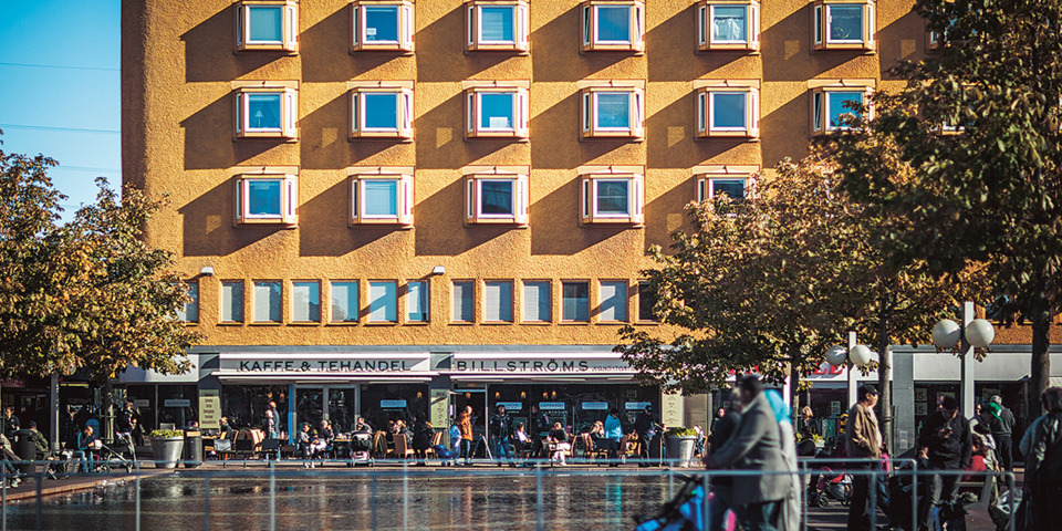 Skärholmens torg med bassängerna, männiksorna och de tidstypiska husbyggnaderna från 1960-talet.