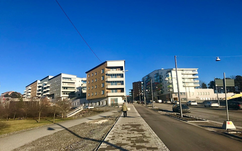 Flera flerbostadshus med både bilväg och promenadväg bredvid.