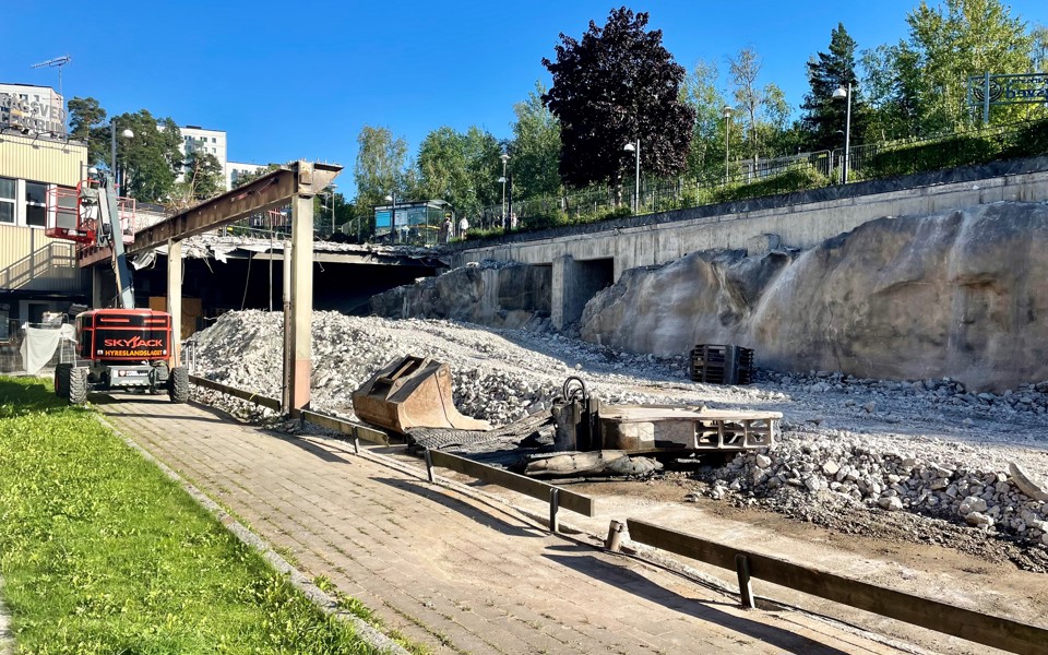 Rivning av parkeringsdäcket pågår. I framtiden får platsen konst, bättre belysning och nya planteringar.