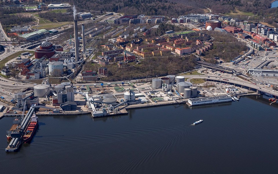 Område med industribyggnader invid vatten. 
