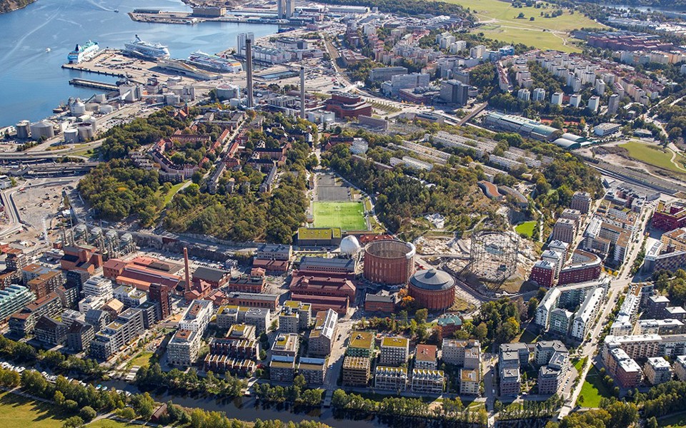 Norra djurgårdsstaden. Hamn, bostadshus, gasklockor, fotbollsplan och industribyggnader. Flygfoto.