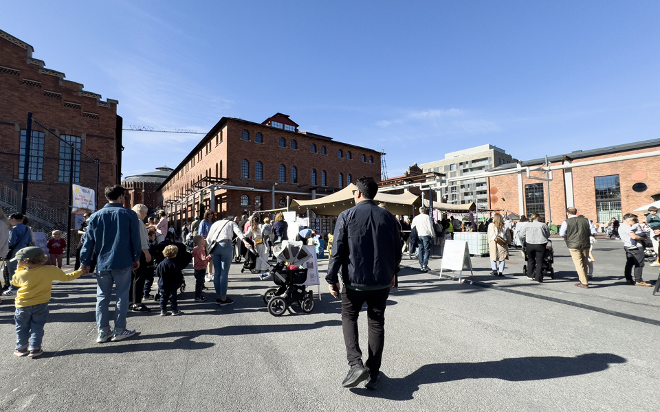 Torg med mycket människor. 