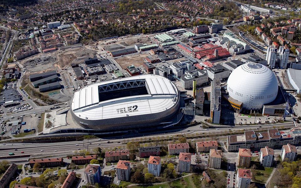 Flygfoto över arenorna, från vänster Tele 2 arena, Aviici arena och Hovet.