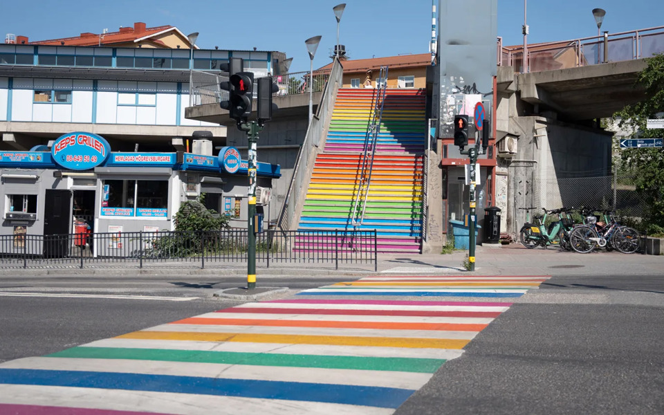 Trappa målad i regnbågsfärger inför Pride District i Slakthusområdet.