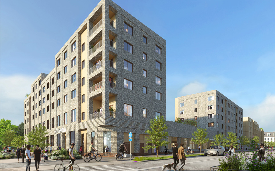 En visionsbild av student- och forskarbostäder i kvarteret Steken i Slakthusområdet, designade av Reflex Arkitekter. Byggnaderna har moderna fasader med tegel och balkonger. På gatan framför byggnaderna promenerar människor, cyklar och interagerar med varandra.