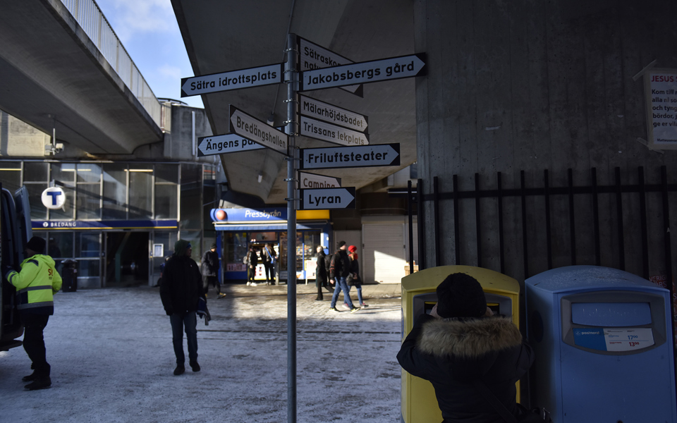 Vägskyltar och brevlådor vid tunnelbanestation Bredäng.