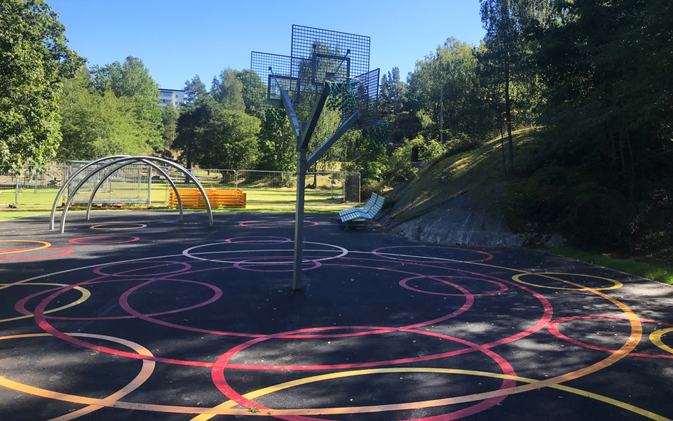Park med klätterställning och basketmål