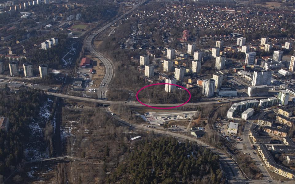 Flygvy över Rågsved med planområde markerat, foto.