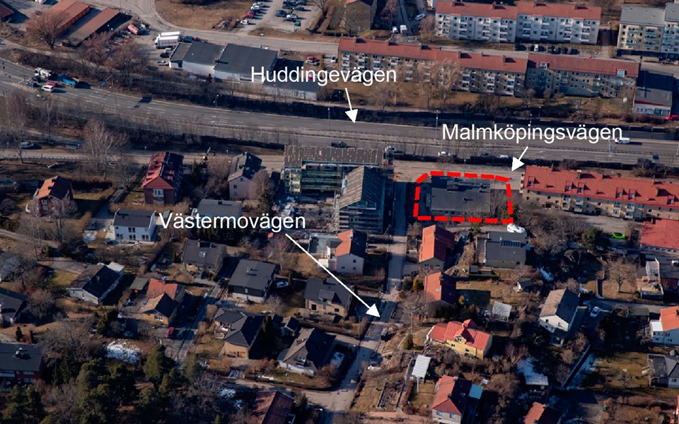 Flygfoto över ett bostadsområde där Västermovägen, Huddingevägen och Malmköpingsvägen är utmärkta.