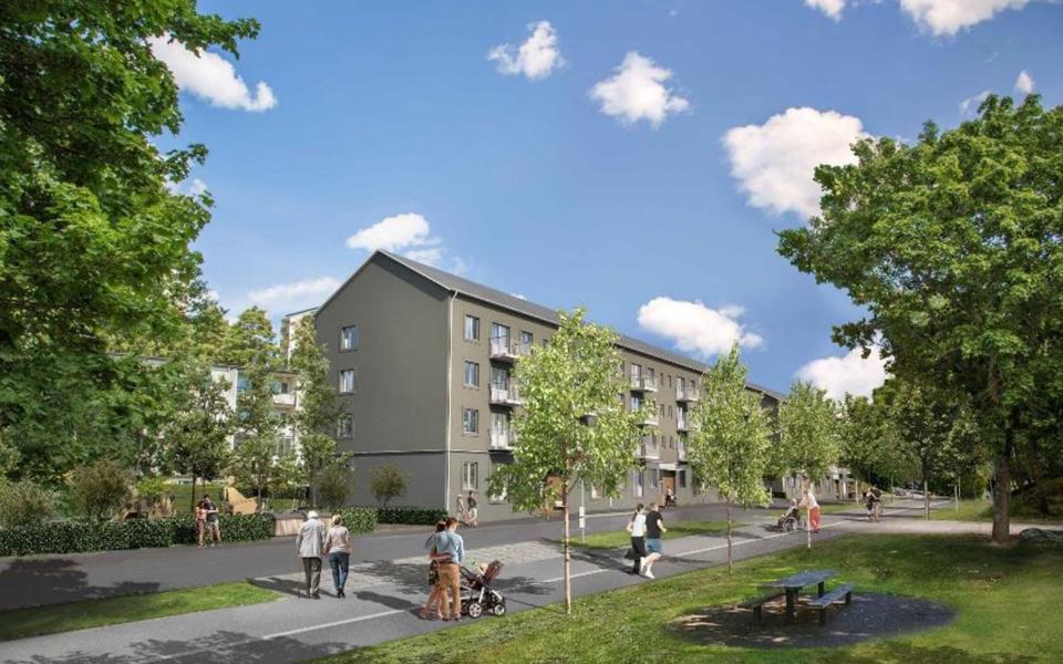 Vy mot flerbostadshus med fasad i grönt, grönytor, trottoar, människor i rörelse, illustration.