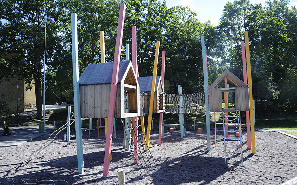 Klätterhus/kojor placerade i sandlådan i parkleken. Foto.