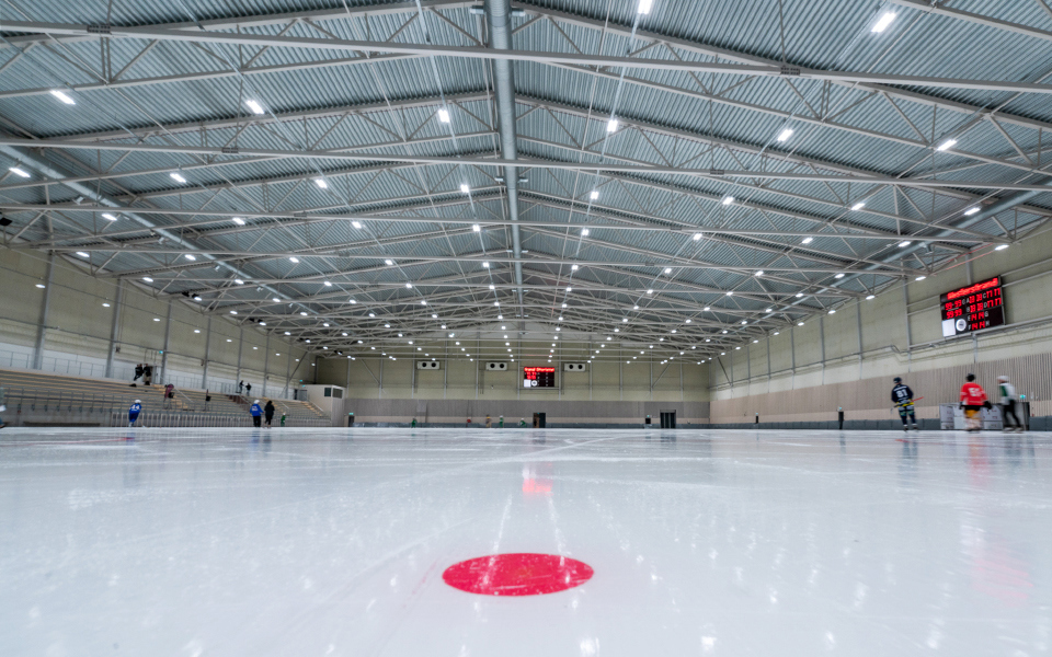Isen i Gubbängens skridsko- och bandyhall. Foto: Romanov Mitrofanov.