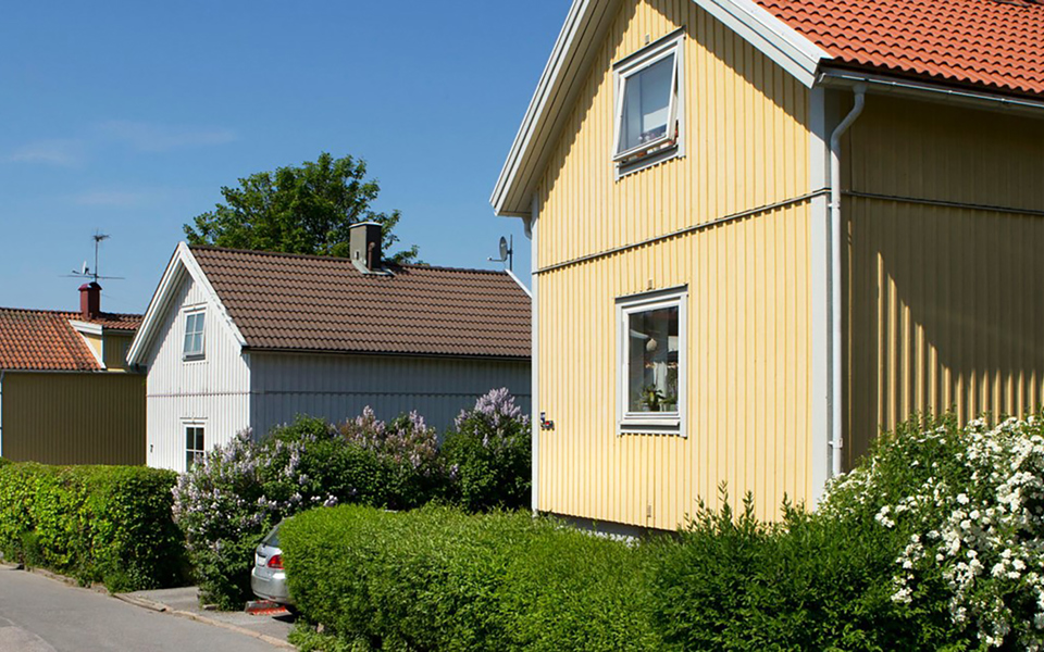 Villor med buskar och uppfart. Foto.