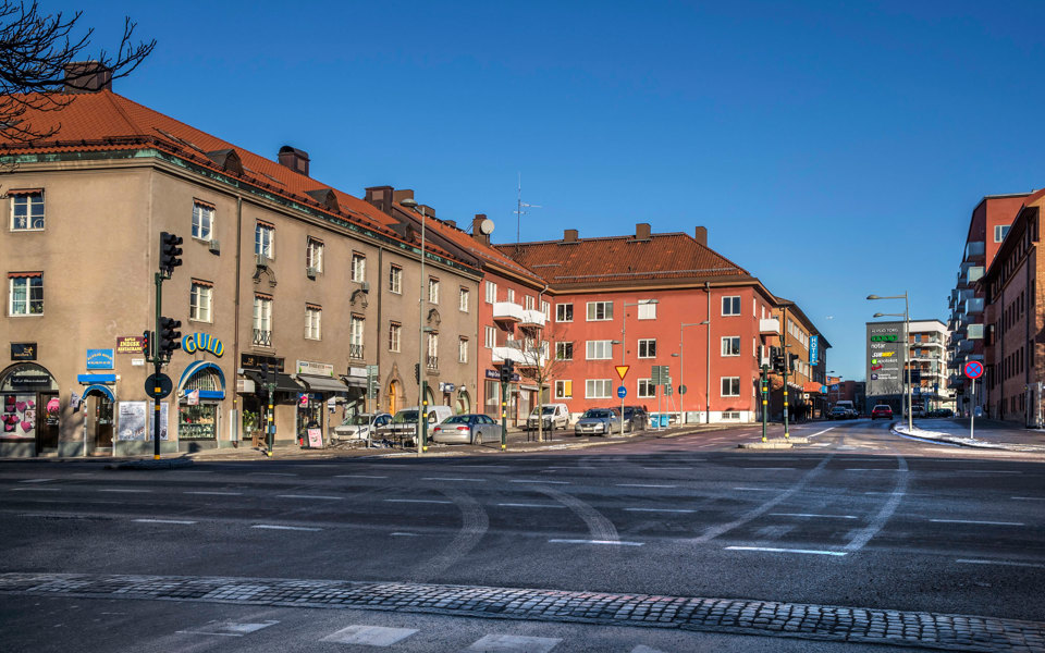 Vägkorsning kantad av hus.