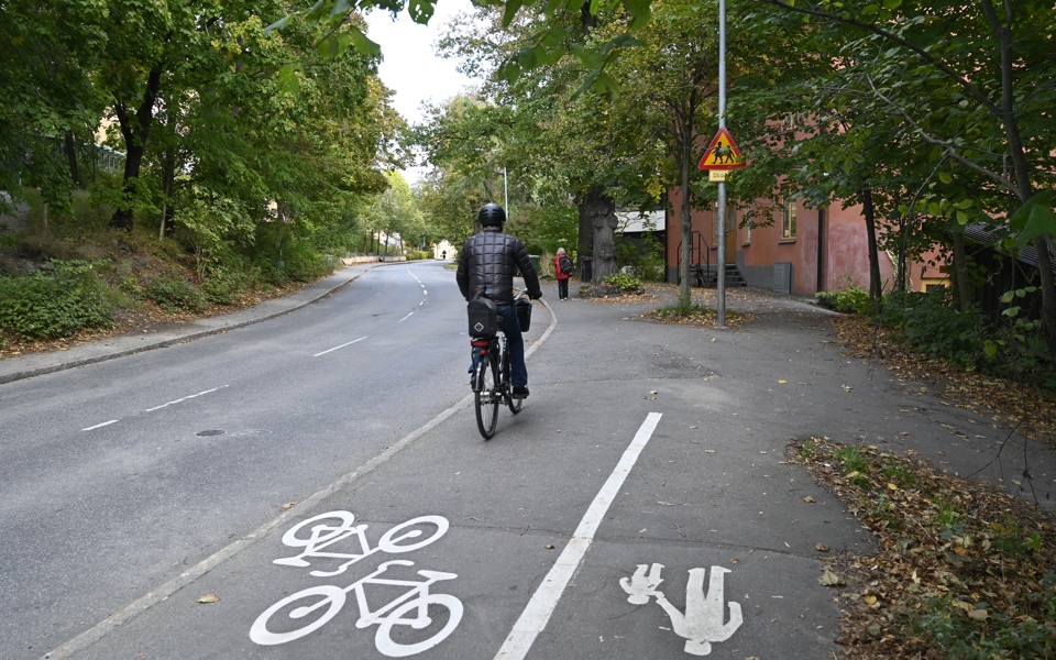 Cyklist cyklar längs Lövholmsvägen.
