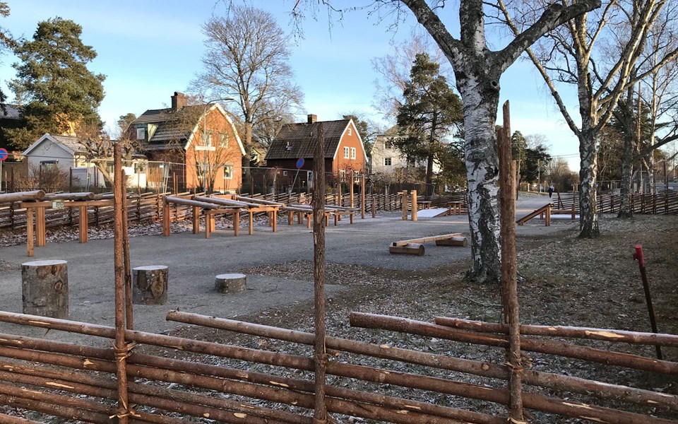 Utegym, gärdsgård, hus, fotografi.